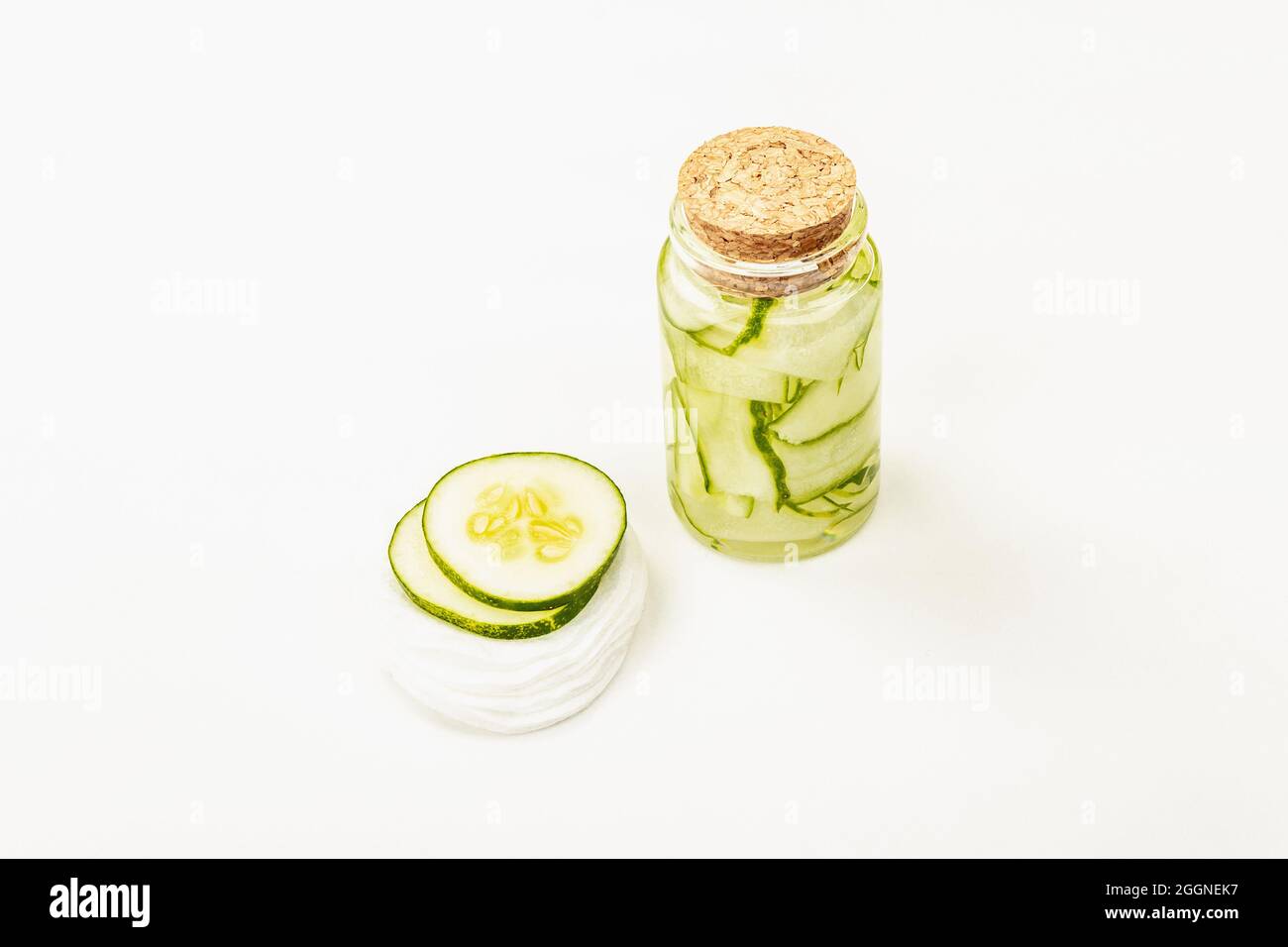 Hausgemachte Gurkenkosmetik isoliert auf weißem Hintergrund. Entgiftung Haut pflanzliche Masken. Natürliche Gesichtslotion oder und Tonic Water, Raum Stockfoto