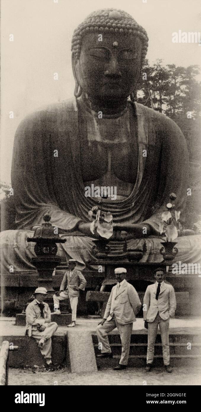 Frank Lloyd Wright (ganz links), ein nicht identifizierter Japaner, Paul Mueller, und Antonin Raymond, vor dem Großen Buddha in Kamakura. Museum: © Frank Lloyd Wright Stiftung. Autor: ANONYM. Stockfoto