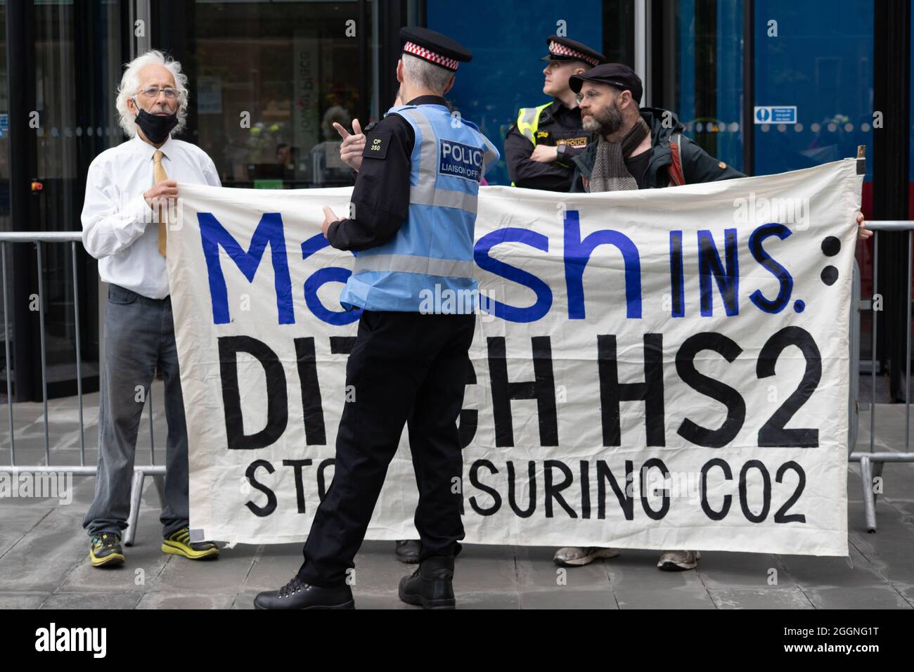 London, England, Großbritannien 2. September 2021 Demonstranten von Stop HS2, der Schwesterorganisation von Extinction Rebellion, haben die Büros der Hauptversicherer von HS2 von Marsh JLT aufgenommen.Quelle: Denise Laura Baker/Alamy Live News Stockfoto