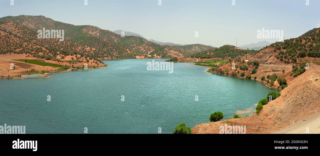 Der Blick auf das Wasser in einem See mit Bergen umgeben von klarem blauen Himmel, provinz kurdistan, iran Stockfoto