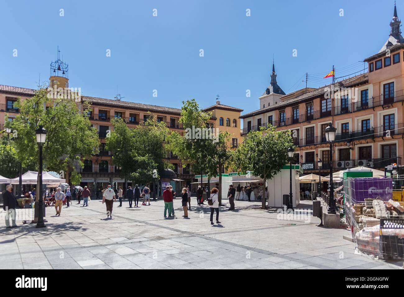 Toledo Spanien - 05 12 2021: Allgemeine Ansicht auf dem Zocodover Plaza mit einem Straßenmarkt und den Besuchern, einem Platz der Stadt Toledo, im Autono Stockfoto