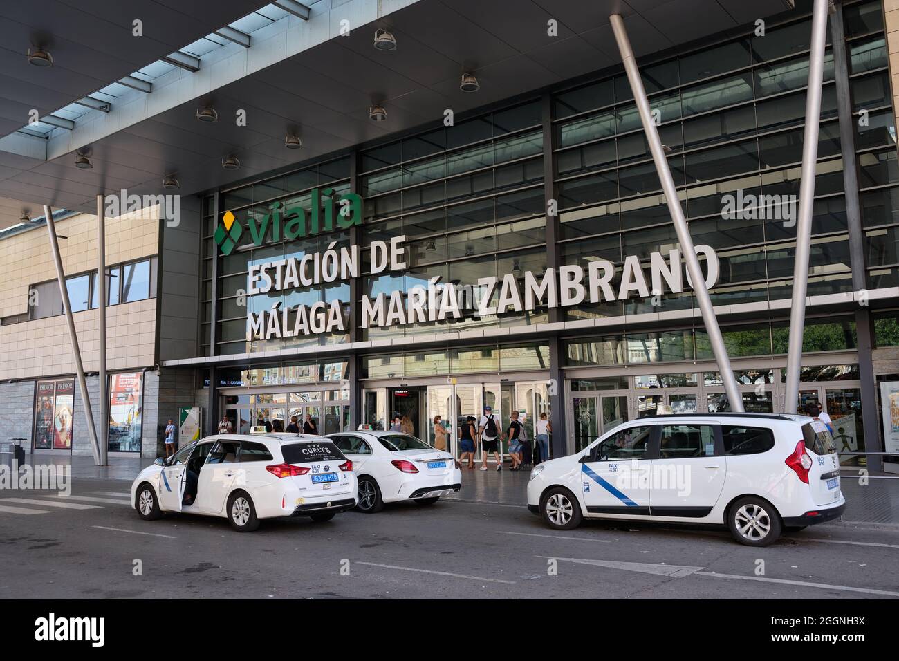 Taxis vor dem Bahnhof Maria Zambrano in Malaga, Andalusien, Spanien. Stockfoto