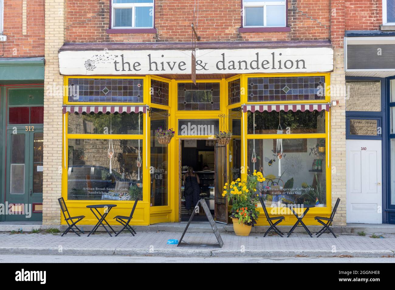 Kaufen Sie Vor Der Hive And Dandelion Bakery And Cafe In Der Queen Street South Paisley Ontario Canada Tische Und Stühle Draußen Auf Dem Bürgersteig Stockfoto
