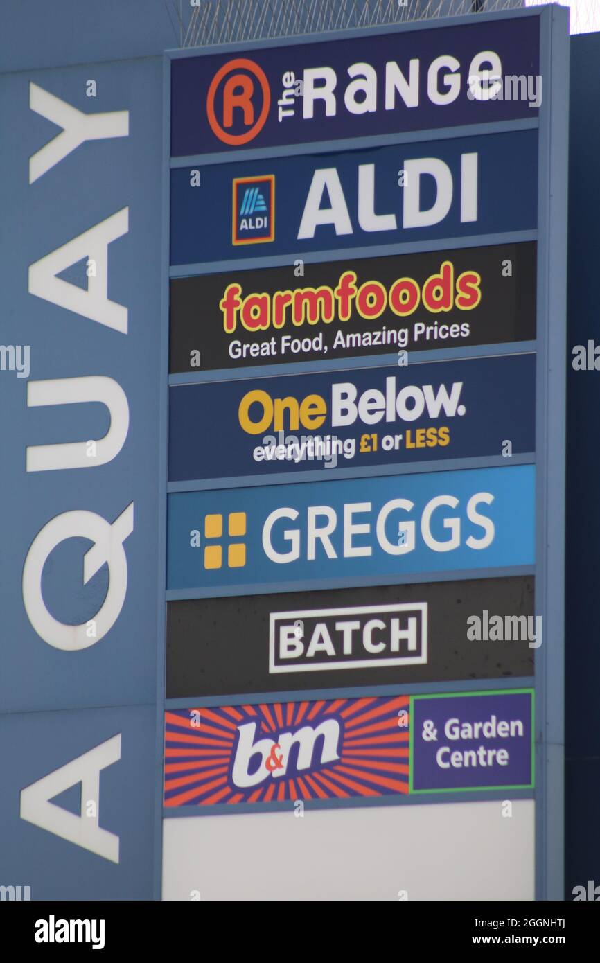 Schild mit Werbung für sieben der günstigeren Supermärkte in Rhyl, darunter Aldi, The Range, Farmfoods, Greggs, Batch B&M, Eine unten und Batch Stockfoto