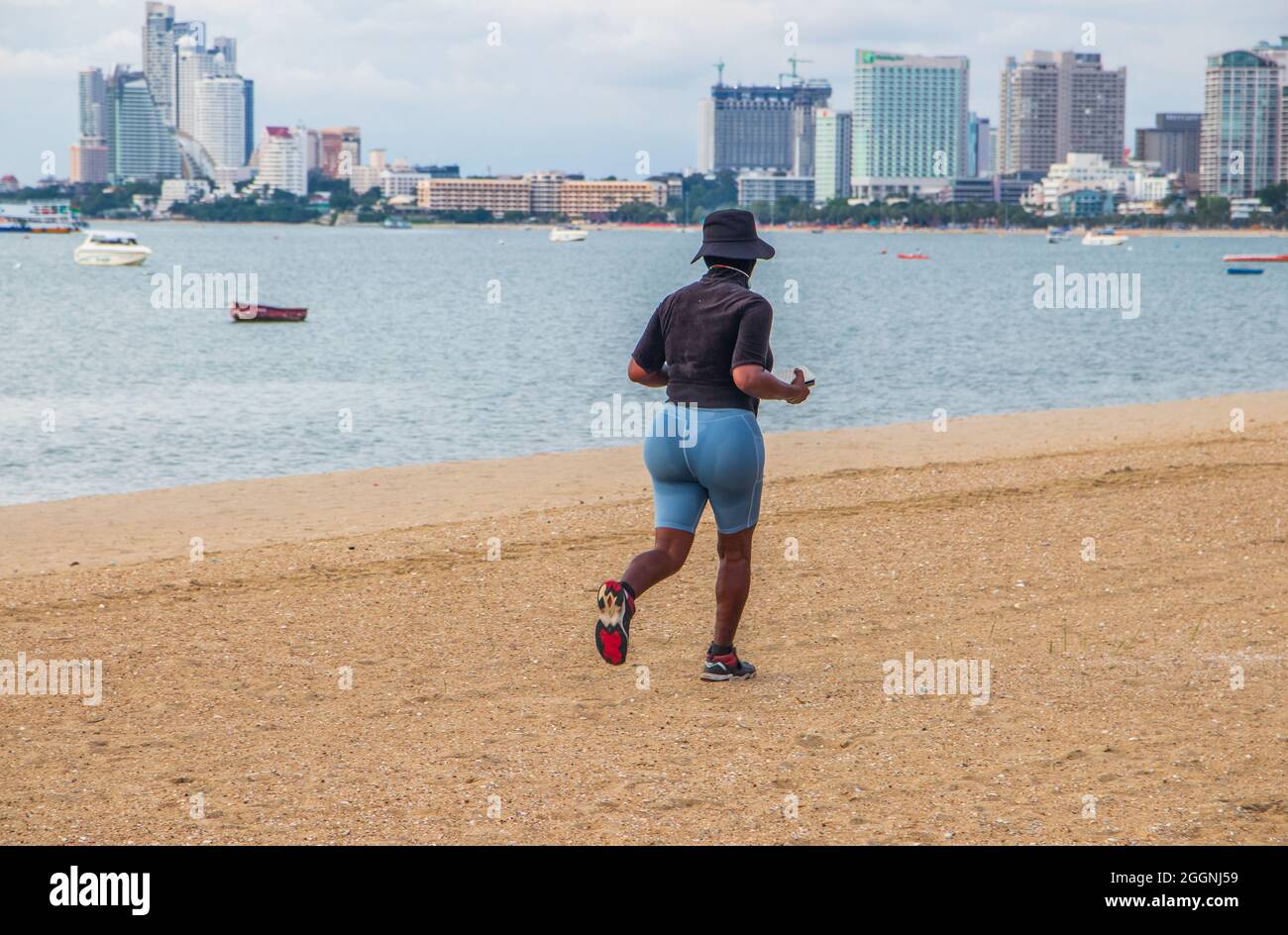 PATTAYA, THAILAND - 02. Sep 2021: Das perfekte Workout für Fitness-Junkies am Strand in Thailand Südostasien Stockfoto