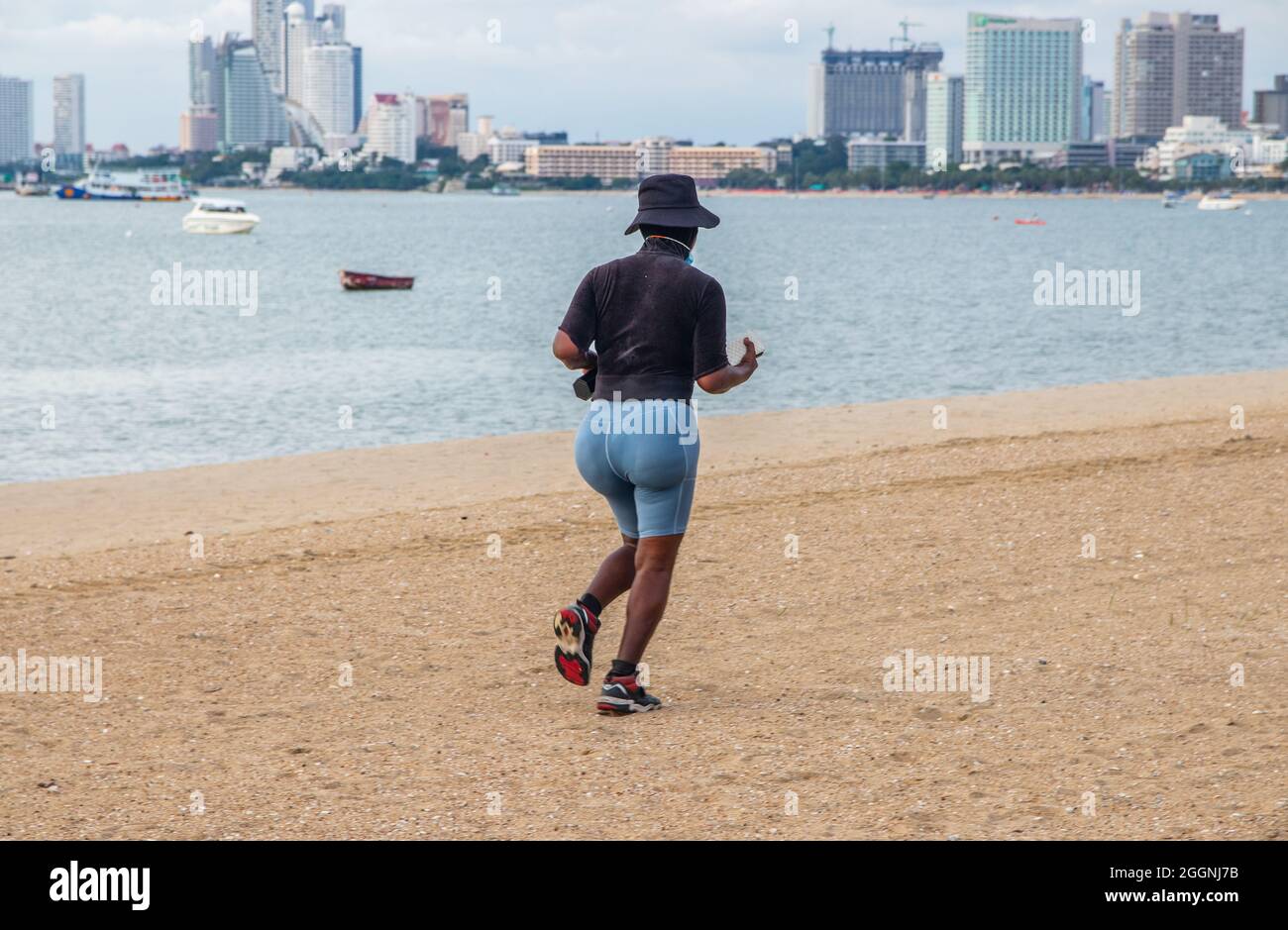 PATTAYA, THAILAND - 02. Sep 2021: Das perfekte Workout für Fitness-Junkies am Strand in Thailand Südostasien Stockfoto