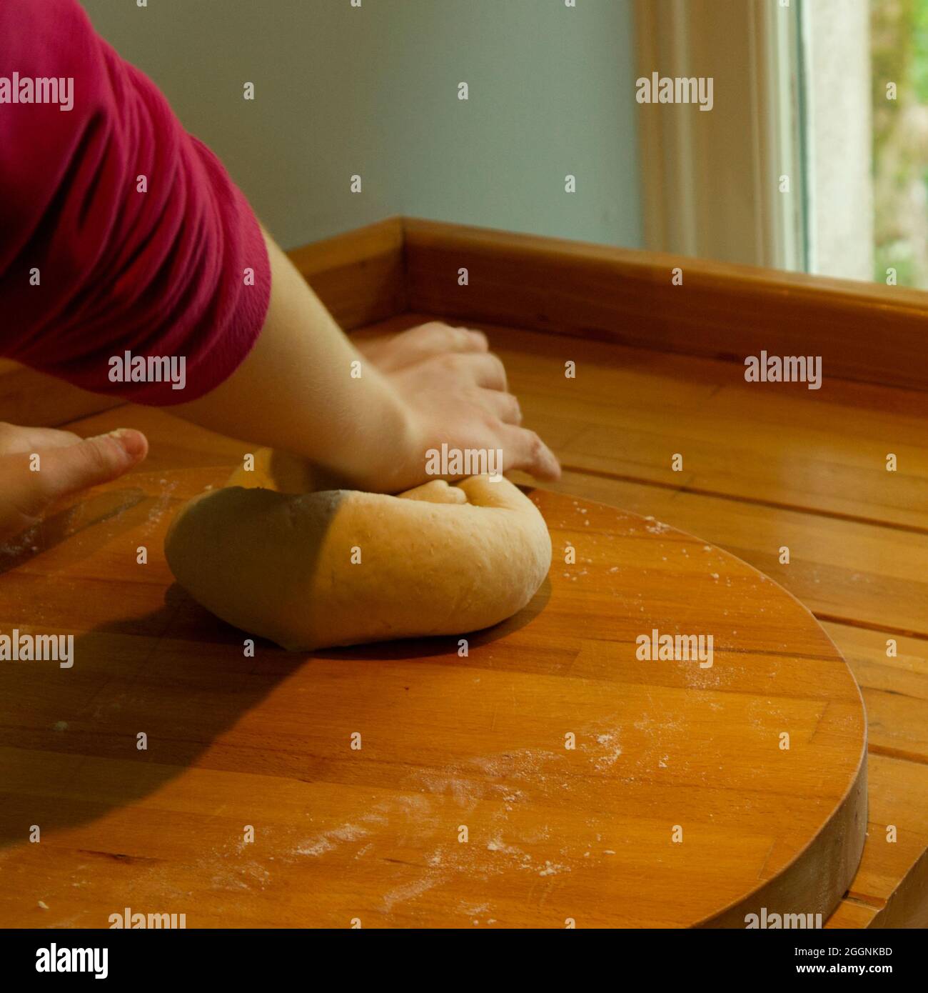 Mädchen kneten Teig für die Herstellung von Brot Stockfoto