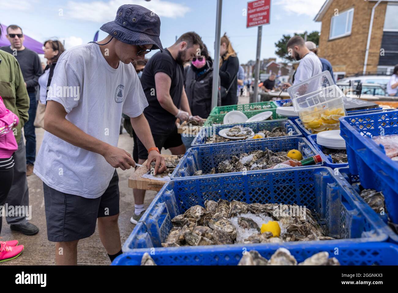 Whitstable, Küstenstadt an der Nordküste von Kent, während des jährlichen Whitstable Oyster Festivals, einschließlich der traditionellen „Landung der Austern“. Stockfoto