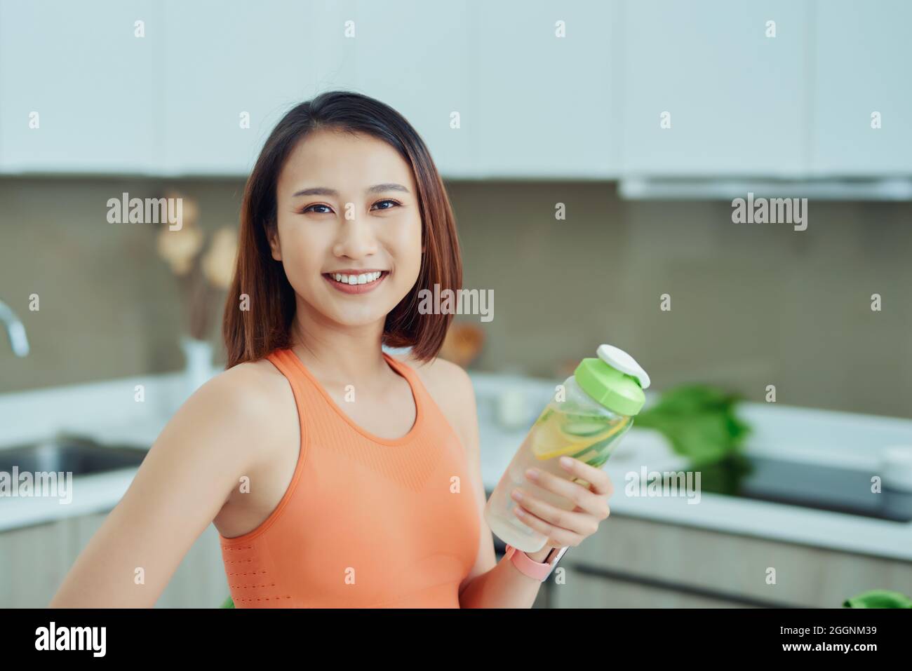 Diät. Gesunde Ernährung Frau trinkt frisches rohes Grün Detox Gemüsesaft. Stockfoto