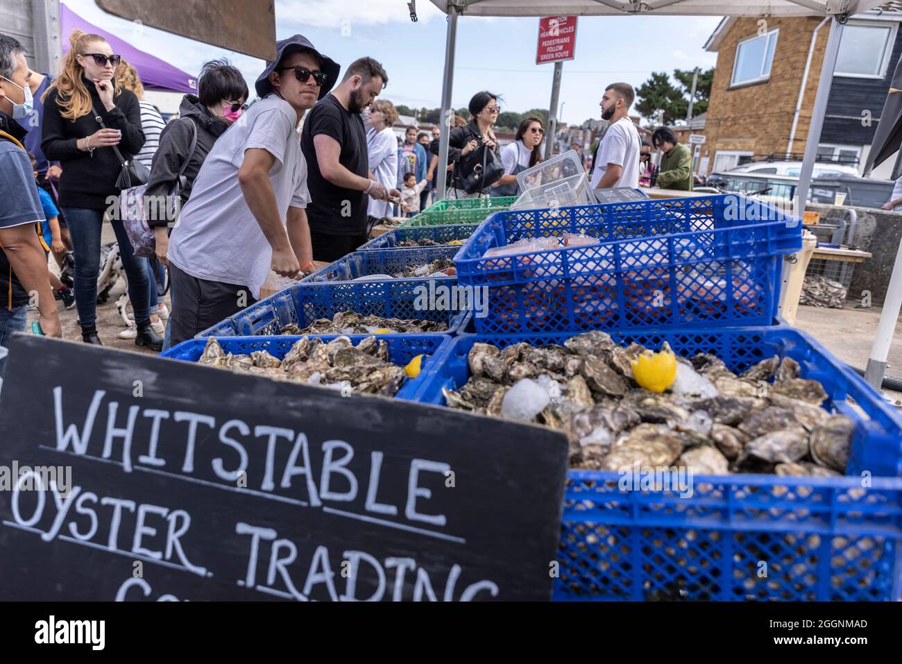 Whitstable, Küstenstadt an der Nordküste von Kent, während des jährlichen Whitstable Oyster Festivals, einschließlich der traditionellen „Landung der Austern“. Stockfoto