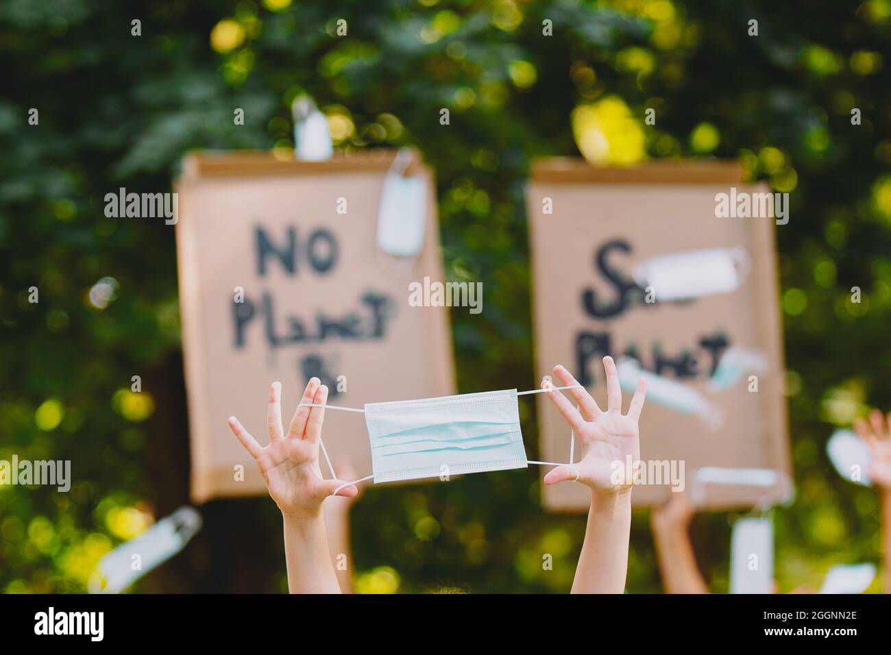 Menschen mit einem Banner von There is No Planet B und Save Planet kämpfen für die Reinheit der Natur und protestieren gegen Umweltverschmutzung und globale Erwärmung Stockfoto