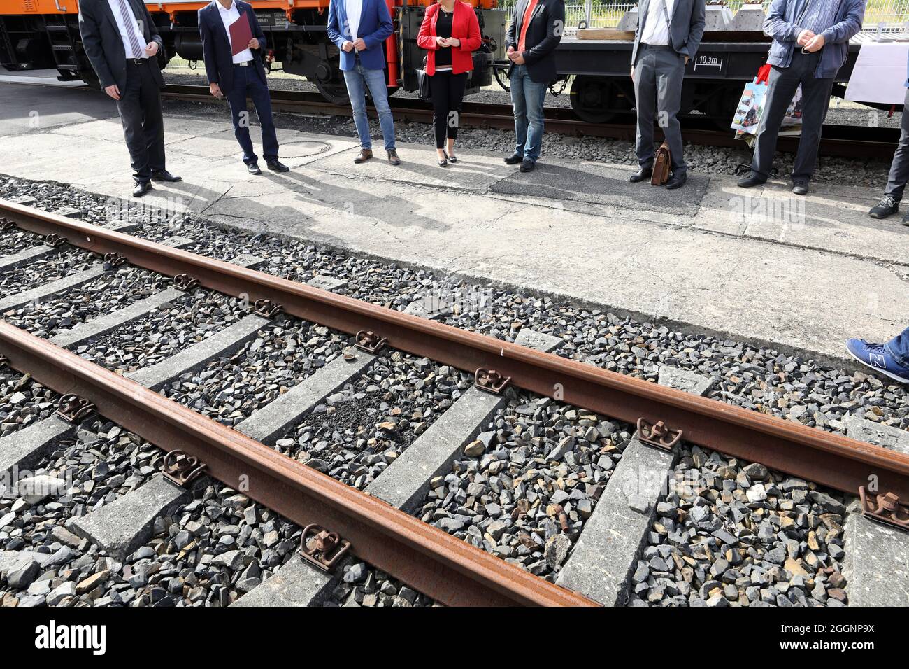 02. September 2021, Mecklenburg-Vorpommern, Bad Doberan: Auf dem Werkstattgelände der Mecklenburgischen Bäderbahn Molli findet neben einer Strecke die Übergabe einer Förderentscheidung über 662,000 Euro für die Erneuerung von Schienen, Punkten und Signaltechnik statt. Das bedeutet, dass der Staat 75 Prozent der Kosten für das Projekt übernimmt. Foto: Bernd Wüstneck/dpa-Zentralbild/dpa Stockfoto