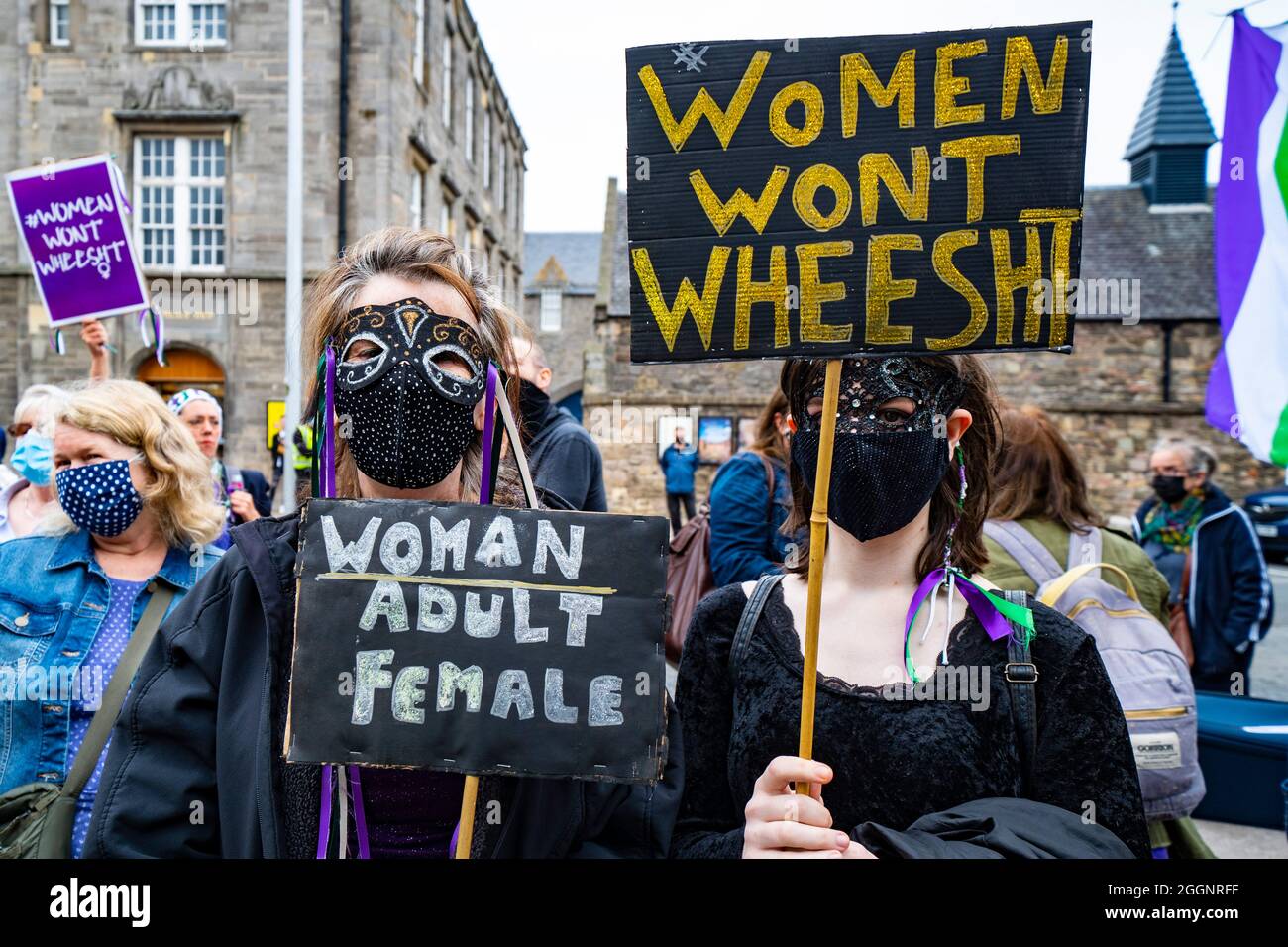 Edinburgh, Schottland, Großbritannien. 2. September 2021. Demonstration zur Unterstützung der Frauenrechte vor dem schottischen Parlament in Holyrood in Edinburgh heute. Die Demonstranten glauben, dass die Definition einer Frau durch das Gesetz der schottischen Regierung bedroht ist, das Transfrauen die gleichen Rechte wie Frauen geben würde. Der Slogan Women Won’t Wheesht wurde angenommen, um ihre Bewegung zu fördern. Eine Gegendemonstration wurde auch von Befürwortern der Rechte von trans people abgehalten. Zwischen beiden Gruppen wurden Beleidigungen ausgetauscht. Iain Masterton/Alamy Live News. Stockfoto
