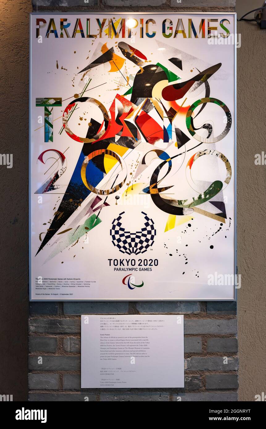 tokio, japan - august 30 2021: Tokyo 2020 paralympisches Kultplakat der japanischen Design-Einheit Goo Choki Par mit dem harmonisierten karierten Emblem von Stockfoto