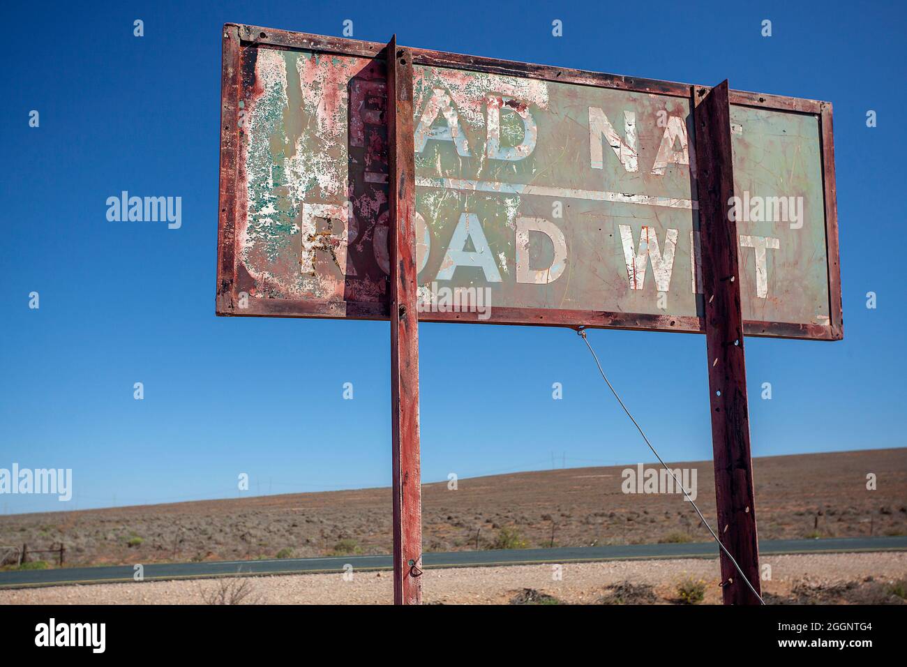 Unerwartete Ironie: Ein „Road Wet“-Schild im trockenen Richtersveld Stockfoto