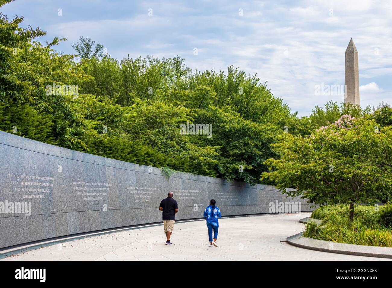 Washington DC - 20. August 2021: Ehepaar besucht das Martin Luther King Jr. Memorial ein Denkmal für den Bürgerrechtführer in Washington, D.C. Stockfoto