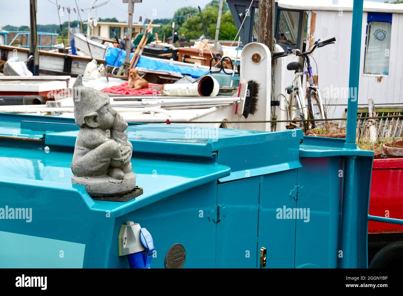 Woodbridge, Suffolk, Großbritannien - 2. September 2021: Nachdenklicher Zwerg auf einem Hausbootdach. Stockfoto