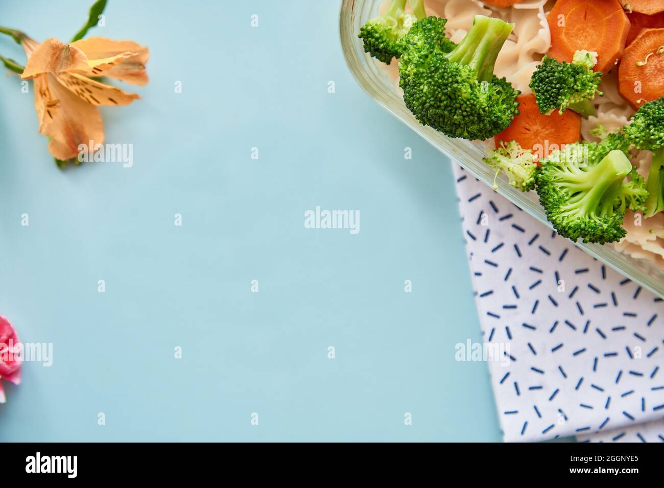Gesunde Ernährung, mediterrane Küche, Pasta mit Gemüse: Karotten und Brokkoli. Draufsicht, Kopierbereich. Hochwertige Fotos Stockfoto