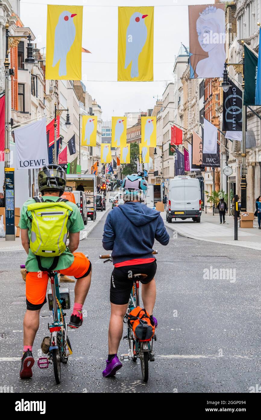 London, Großbritannien. September 2021. Zur Eröffnung der Veranstaltung wurde die Bond Street mit über 30 Flaggen geschmückt, die von Gary Hume RA entworfen wurden. In der Londoner Bond Street, in Zusammenarbeit mit der Royal Academy of Arts, findet Art in Mayfair statt – eine sechswöchige Feier der Kunst und Kultur in Mayfair. Kredit: Guy Bell/Alamy Live Nachrichten Stockfoto