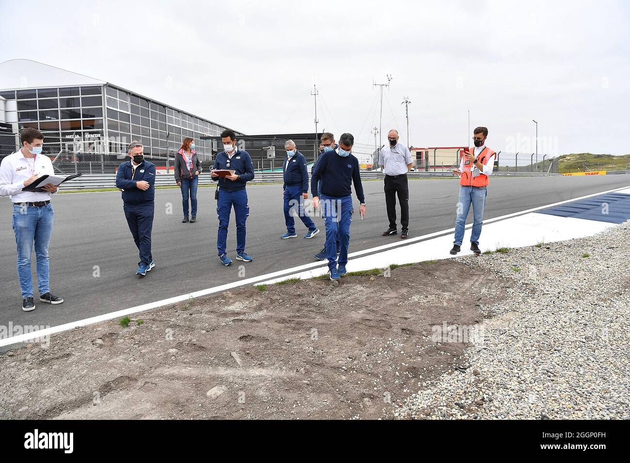 2. September 2021, Circuit Park Zandvoort, Zandvoort, FORMEL 1 HEINEKEN DUTCH GRAND PRIX 2021, im Bild geht Renndirektor Michael Masi mit seinen Mitarbeitern über die Strecke und lässt seine Beschwerden lösen. Stockfoto
