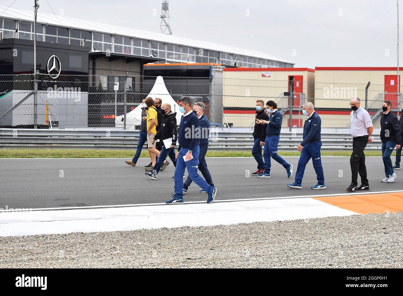 2. September 2021, Circuit Park Zandvoort, Zandvoort, FORMEL 1 HEINEKEN DUTCH GRAND PRIX 2021, im Bild geht Renndirektor Michael Masi mit seinen Mitarbeitern über die Strecke und lässt seine Beschwerden lösen. Stockfoto