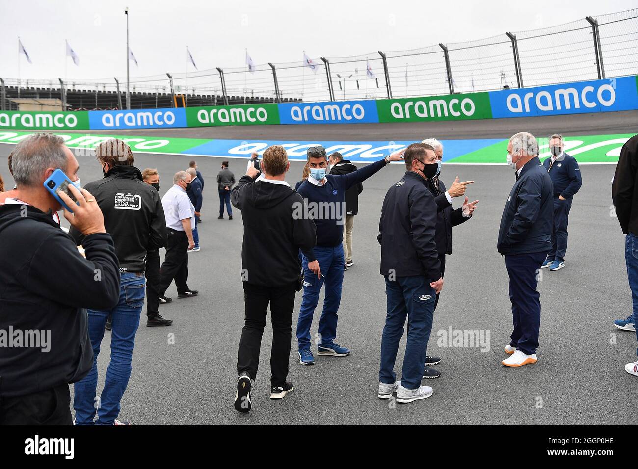 2. September 2021, Circuit Park Zandvoort, Zandvoort, FORMEL 1 HEINEKEN DUTCH GRAND PRIX 2021, im Bild geht Renndirektor Michael Masi mit seinen Mitarbeitern über die Strecke und lässt seine Beschwerden lösen. Stockfoto