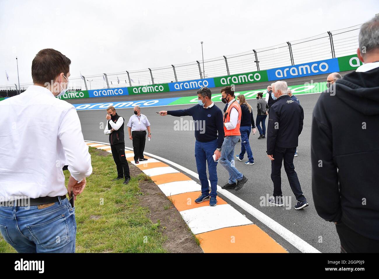 2. September 2021, Circuit Park Zandvoort, Zandvoort, FORMEL 1 HEINEKEN DUTCH GRAND PRIX 2021, im Bild geht Renndirektor Michael Masi mit seinen Mitarbeitern über die Strecke und lässt seine Beschwerden lösen. Stockfoto