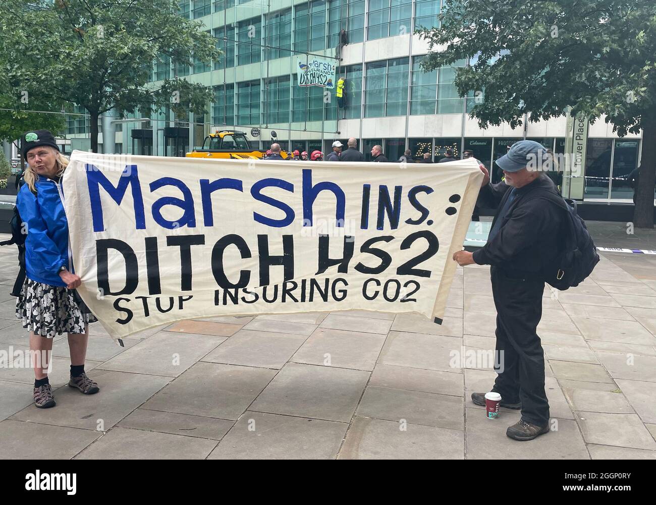 Demonstranten, nachdem sie die siebenstöckigen Büros des Versicherungsunternehmens Marsh im Tower Place West-Gebäude im Zentrum von London besteigen hatten, um gegen die Zusammenarbeit mit HS2-Subunternehmern zu protestieren. Bilddatum: Donnerstag, 2. September 2021. Stockfoto