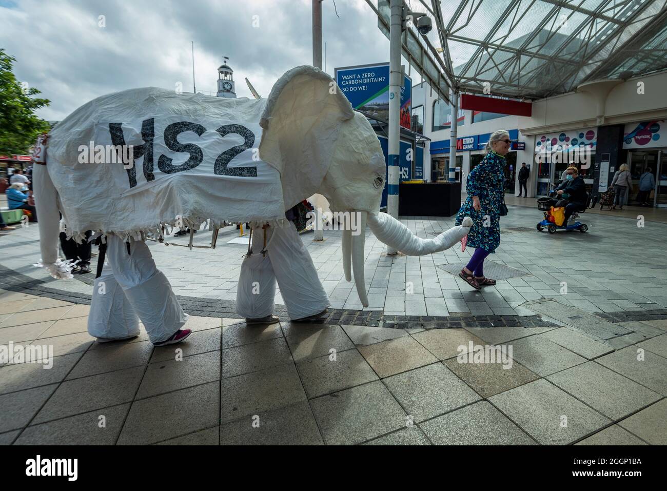 London, Großbritannien. 2. September 2021. Klimaaktivisten von Extinction Rebellion protestieren mit einem weißen Elefanten im Stadtzentrum von Uxbridge, das sich im Heimatwahlkreis von Boris Johnson befindet, gegen HS2 (High Speed Rail 2), um die negativen ökologischen Auswirkungen des neuen Schienennetzes hervorzuheben. Die Veranstaltung findet am 11. Tag des zweiwöchigen Protestes ‘Unmögliche Rebellion’ statt, um „die Ursache der Klima- und Umweltkrise anzuvisieren“. Kredit: Stephen Chung / Alamy Live Nachrichten Stockfoto