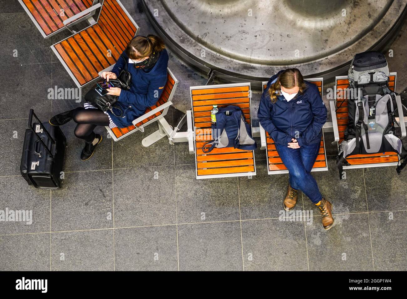 Berlin, Deutschland. September 2021. Zwei Passagiere warten auf den Zug auf einem Bahnsteig des Berliner Hauptbahnhofs in Berlin, Deutschland, 2. September 2021. Nach zwei mehrtägigen Streikaktionen in der Vergangenheit wird der deutsche Zugverkehr von Mittwoch bis Montag erneut stark betroffen sein, da die Deutsche Lokführerunion (GDL) erneut Streikmaßnahmen eingeleitet hat. Quelle: Stefan Zeitz/Xinhua/Alamy Live News Stockfoto