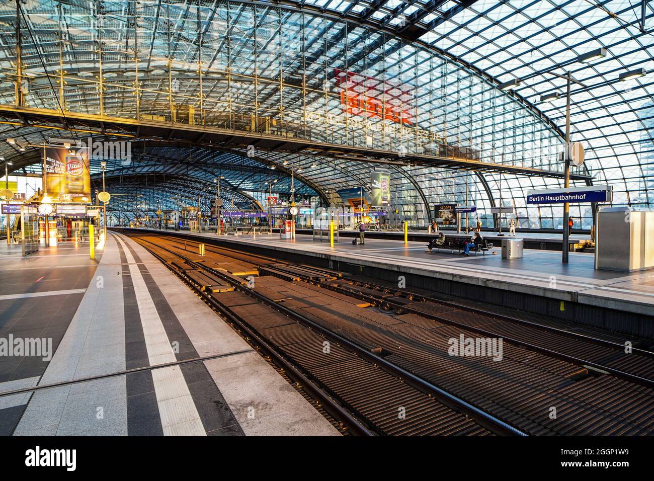 Berlin, Deutschland. September 2021. Nur wenige Passagiere sind auf Bahnsteigen des Berliner Hauptbahnhofs in Berlin, Deutschland, am 2. September 2021 zu sehen. Nach zwei mehrtägigen Streikaktionen in der Vergangenheit wird der deutsche Zugverkehr von Mittwoch bis Montag erneut stark betroffen sein, da die Deutsche Lokführerunion (GDL) erneut Streikmaßnahmen eingeleitet hat. Quelle: Stefan Zeitz/Xinhua/Alamy Live News Stockfoto