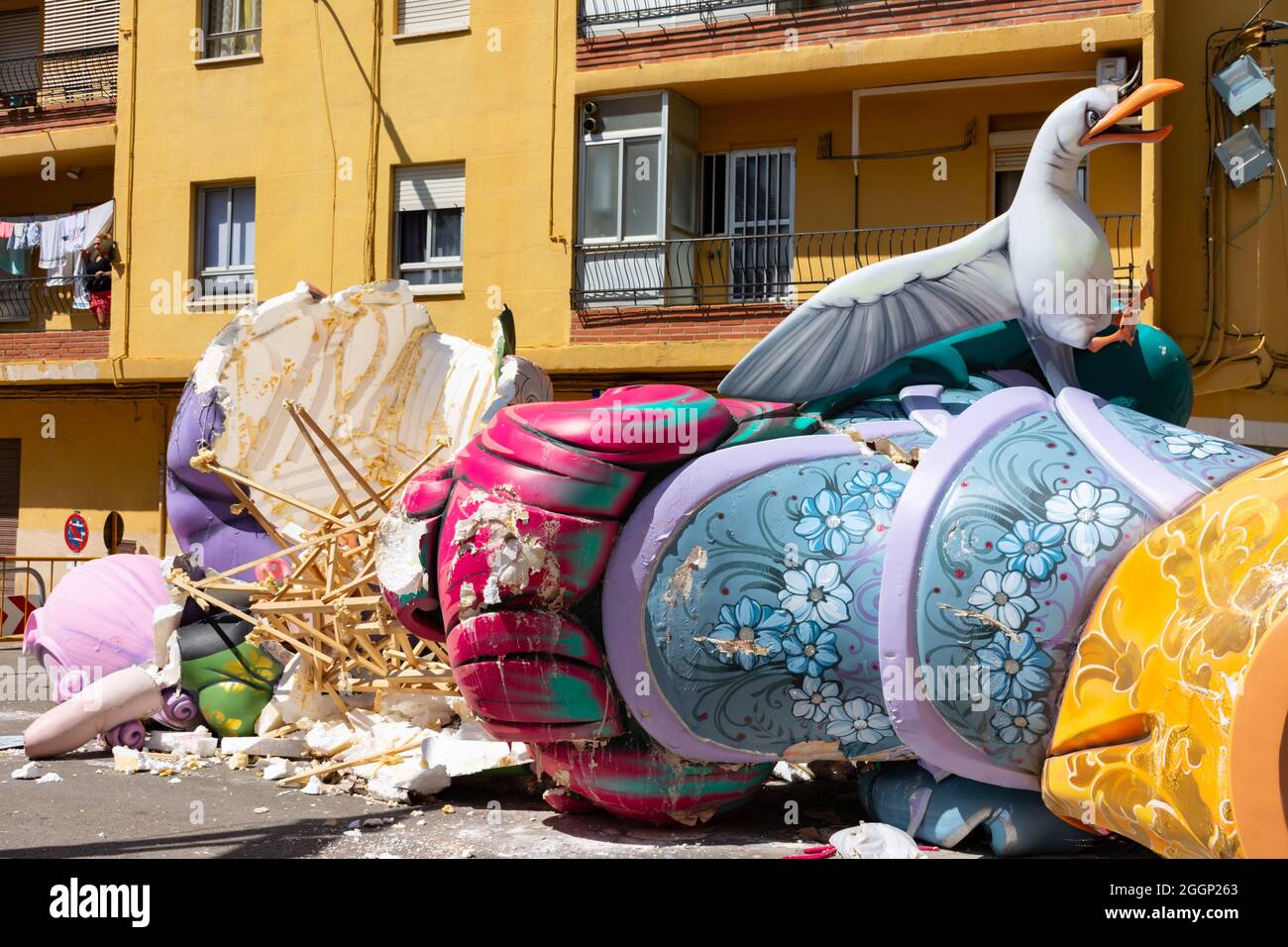 Catarroja, Valencia, Spanien. 2. September 2021 - Überreste einer valencianischen Falla, die aufgrund des Sturms vom Vortag gefallen war und eine verletzte pe verursacht hat Stockfoto