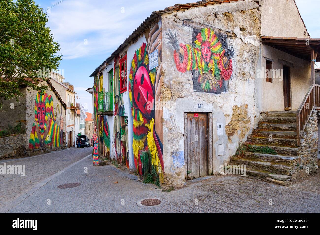 Macedo de Cavaleiros, Portugal - 28. August 2021 : Immaterielles Kulturerbe der Menschheit durch die UNESCO. Wandmalereien in den Straßen von Podence. Braganca Stockfoto