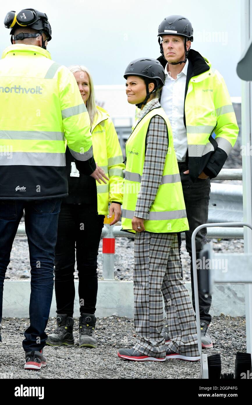 Peter Carlsson, CEO des Lithiumbatterieherstellers Northvolt, der eine Fabrik baut, zeigt Kronprinzessin Victoria während ihres Besuchs in Skelleftea, Schweden, am 2. September 2021. Die Kronprinzessin besucht den Kreis Vasterbotten einen Tag lang. Foto Jonas Ekstromer / TT / kod 10030 Stockfoto