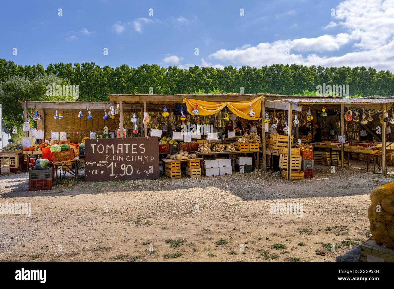 Obst- und Gemüsestände am Straßenrand im Sommer in Gard, Südfrankreich. Schilder beschreiben die verschiedenen Waren und ihre Preise. Stockfoto