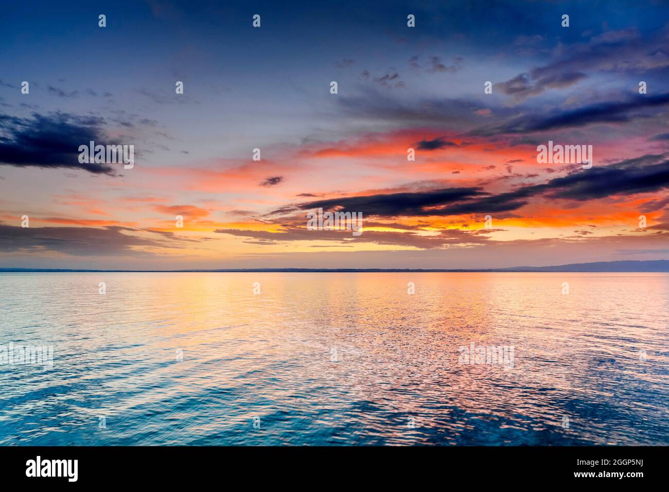 Blick von Arbon über den Bodensee bei farbigem Sonnenaufgang, Kanton Thrugau, Schweiz Stockfoto