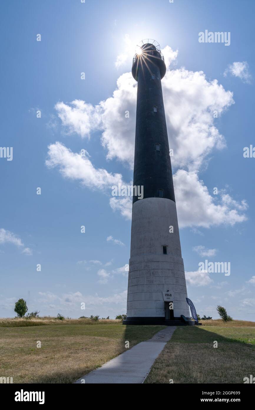 Sorve, Estland, 07.18.2021 - Estland, Insel Saaremaa. Am Ufer des Sõrve-Horns erhebt sich ein weißer Leuchtturm hoch über dem Boden. Sommer, Sonne-dre Stockfoto
