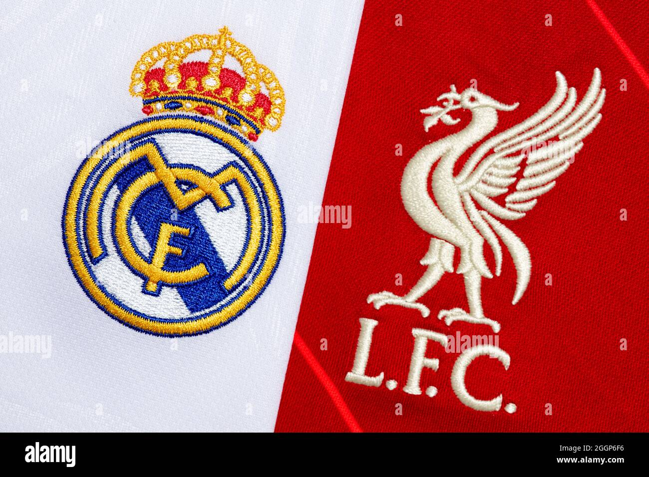 Nahaufnahme des Vereinswappens von Liverpool & Real Madrid. Stockfoto