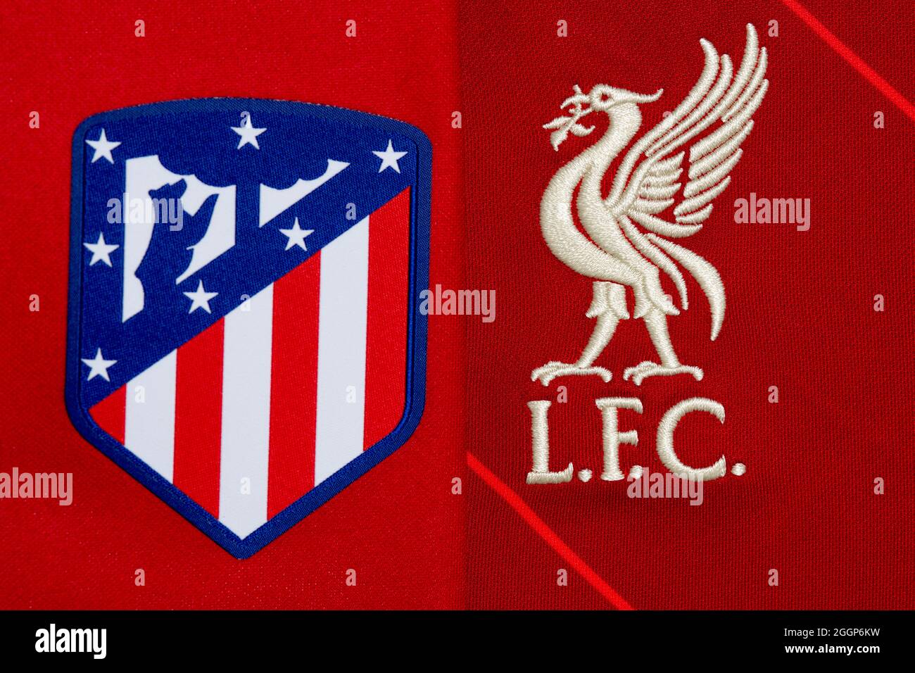 Nahaufnahme des Vereinswappens von Atletico Madrid und Liverpool FC. Stockfoto