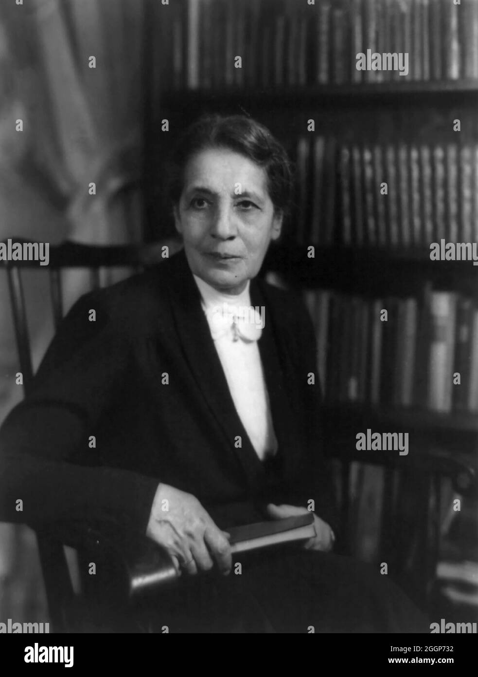 Lise Meitner (1878-1968) war eine österreichische Physikerin, die die Kernspaltung entdeckte. Diese Entdeckung führte zum Bau der ersten Atombombe während des Zweiten Weltkriegs Meitner, der Jude war, floh 1938 aus Nazi-Deutschland nach Schweden. Ihr Wissenschaftlicher Kollege Otto Hahn gewann 1944 den Nobelpreis für Chemie für Kernspaltung, aber sie nahm nicht an dem Preis Teil, den viele für unfair befunden haben. Aufnahme zwischen 1940 und 1960. Stockfoto