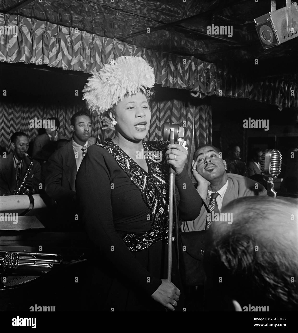 Porträt von Ella Fitzgerald, Dizzy Gillespie, Ray Brown, Milt (Milton) Jackson und Timmie Rosenkrantz, Downbeat, New York, NY, Ca Sept Stockfoto