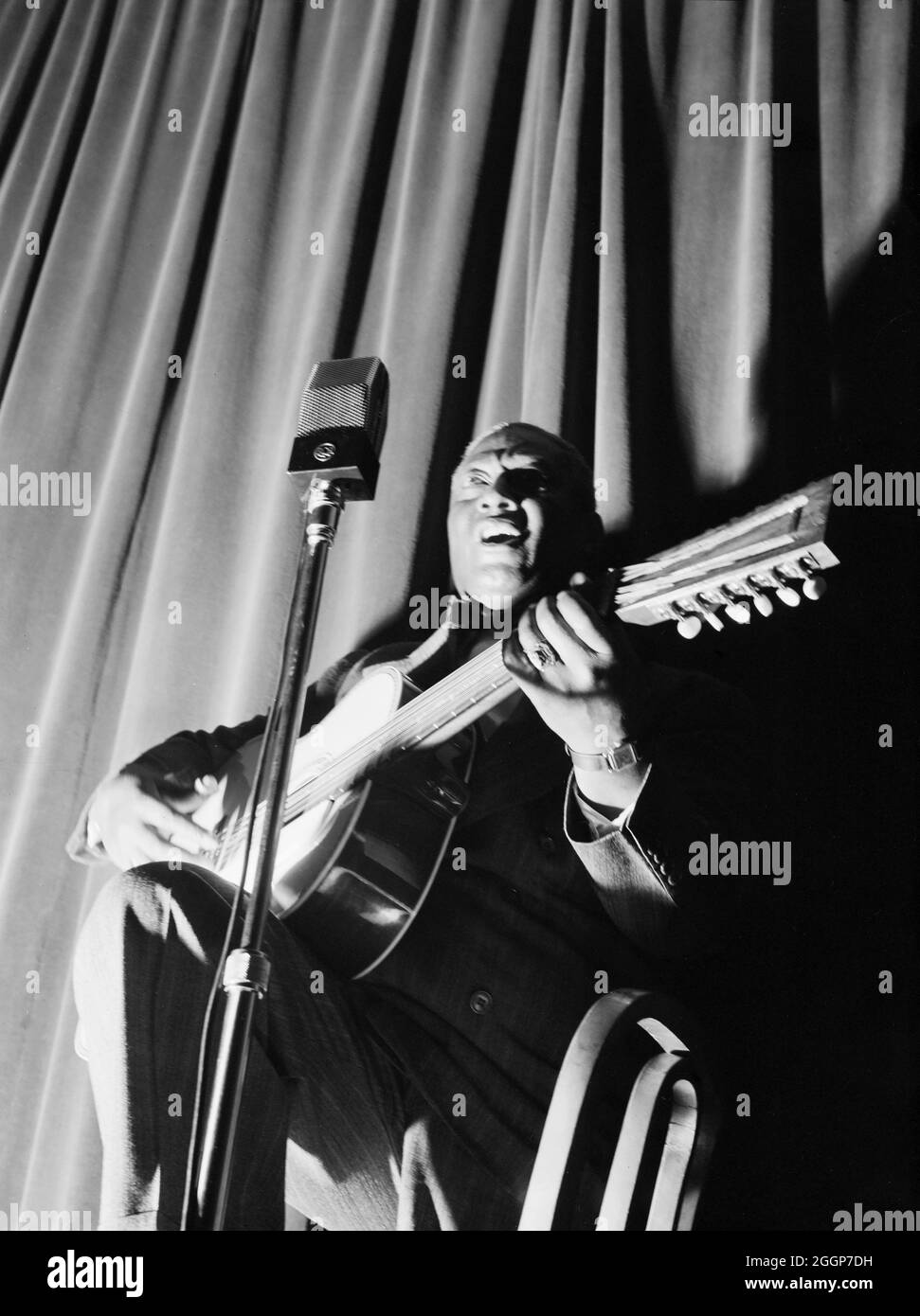 Portrait of Leadbelly, National Press Club, Washington, DC, circa zwischen 1938 und 1948. Stockfoto