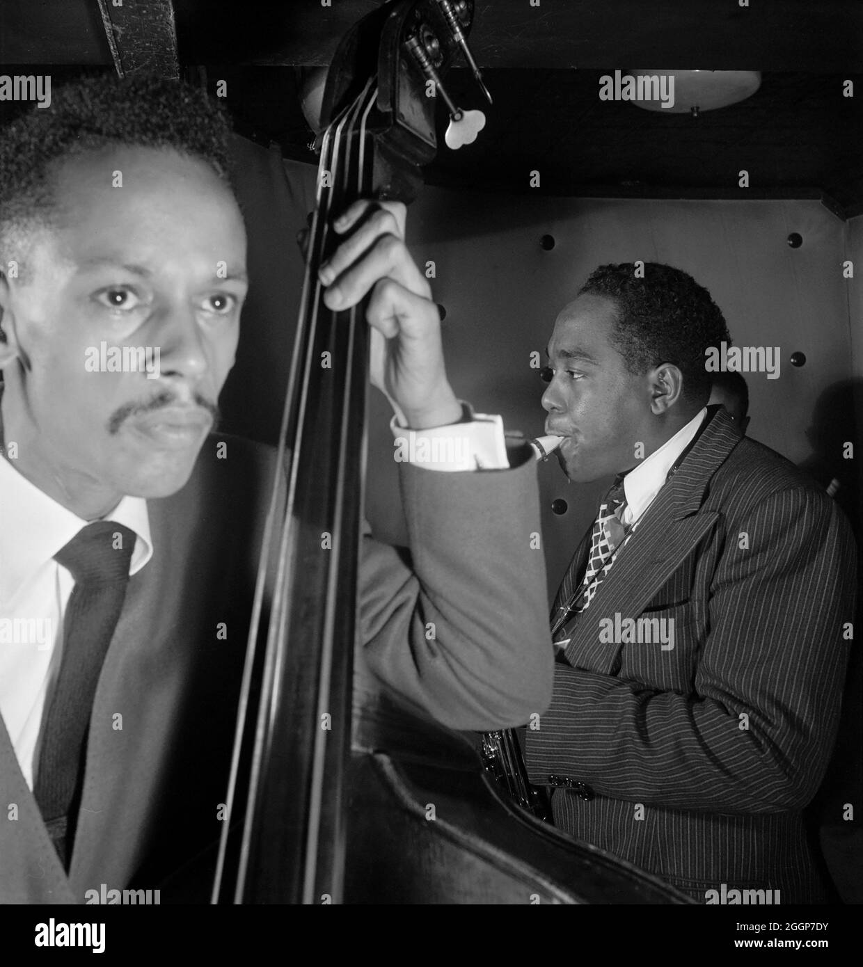 Porträt von Charlie Parker, Tommy Potter, und Max Roach, und drei Deuces in New York, NY, um Aug Stockfoto