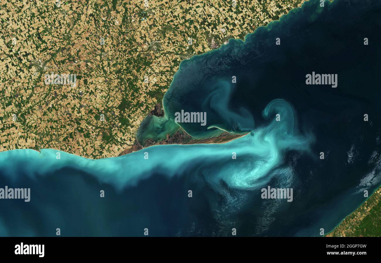 Am 12. Mai 2021 hat das Spektroradiometer (MODIS) mit mittlerer Auflösung auf dem Terra-Satelliten dieses natürliche Farbbild von Long Point auf dem Eriesee aufgenommen. Stockfoto