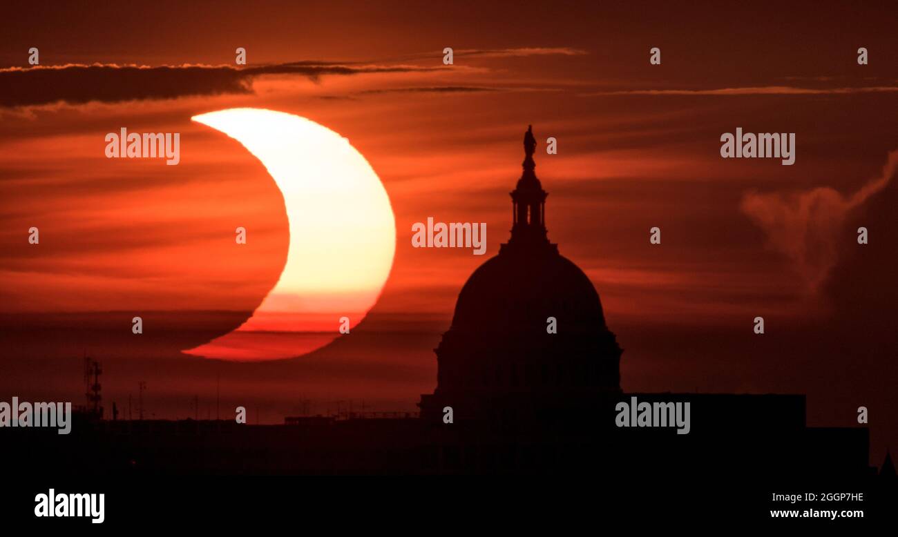 Ein teilweiser „Feuerring“ der Sonnenfinsternis wird gesehen, wenn die Sonne am Donnerstag, dem 10. Juni 2021, hinter dem Kapitolgebäude der Vereinigten Staaten aufgeht. Stockfoto