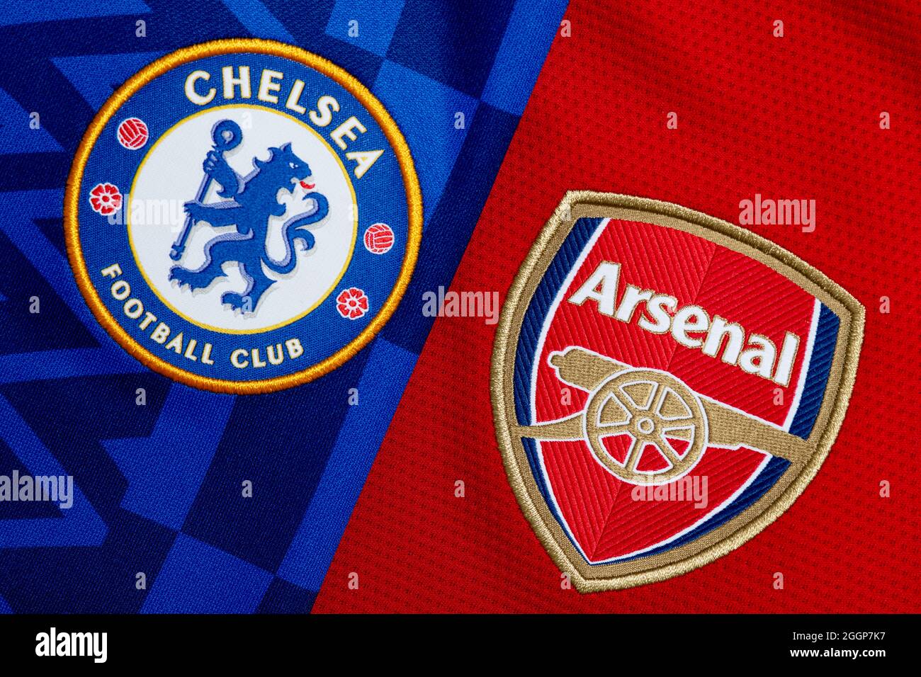 Nahaufnahme des Vereinswappens von Arsenal & Chelsea. Stockfoto