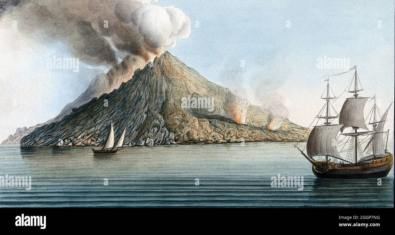 Die Insel Stromboli, mit Rauch, der von seinem vulkanischen Gipfel ausbricht. Stockfoto