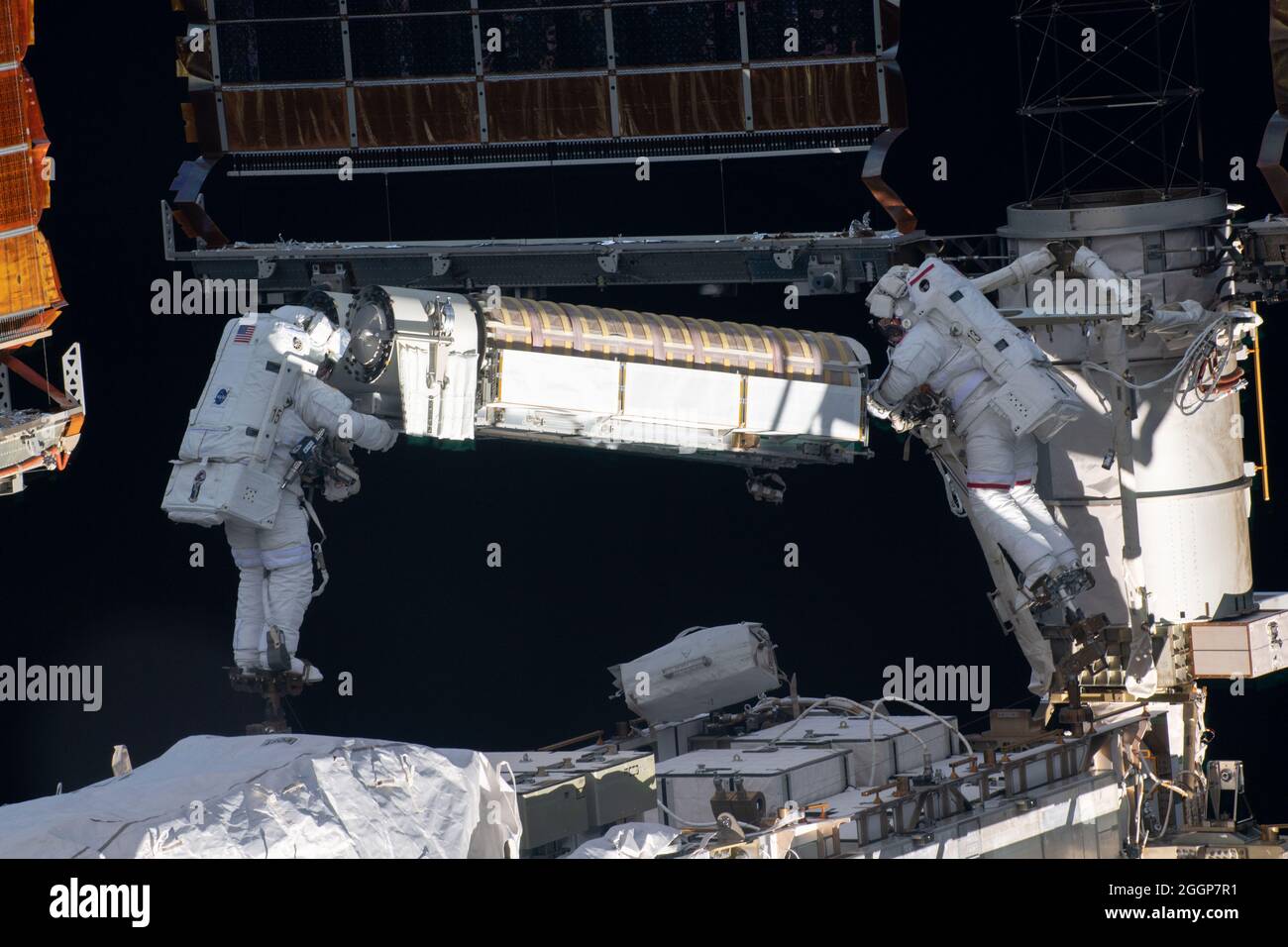 Die Astronauten Shane Kimbrough von der NASA (links) und Thomas Pesquet von der Europäischen Weltraumorganisation (rechts) arbeiten während eines Spacewalk am 20. Juni 2021 daran, neue Rollout-Solarzellen auf der Internationalen Raumstation zu installieren. Stockfoto