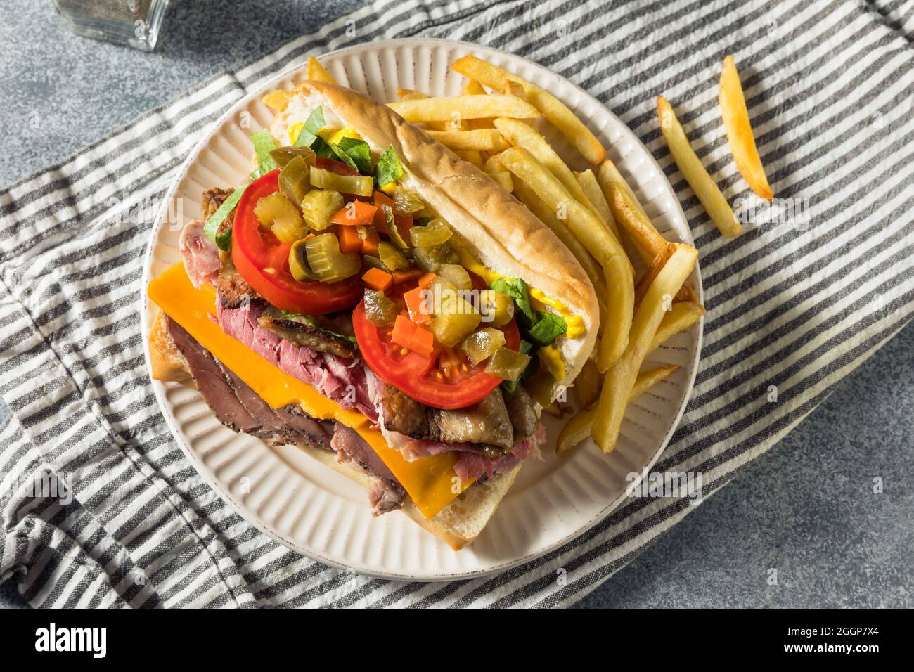 Hausgemachtes Chicago Jim Shoe Roast Beef Sandwich mit Gyro Fleisch und Giardiniera Stockfoto