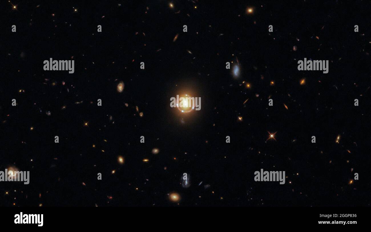 Dieses Bild des Hubble-Weltraumteleskops zeigt in der Mitte des Bildes ein Paar Galaxien und einen entfernten Quasar. Stockfoto